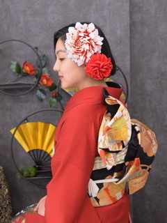 赤い着物の成人記念写真の女性