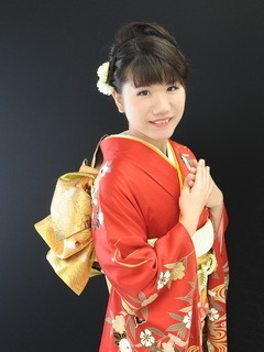 黒い背景の成人記念の女性