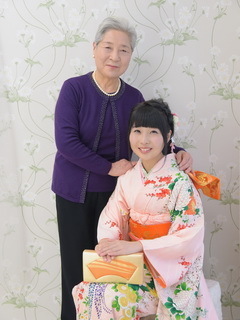 成人記念の女性と祖母