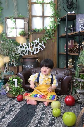 帽子をかぶったお誕生日の赤ちゃん