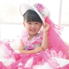 洋装の3才女の子