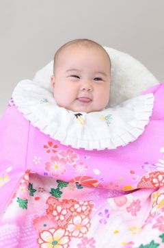 お宮参り写真/ピンクの掛け着の赤ちゃん