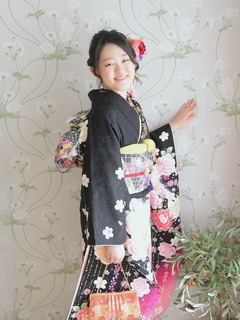 黒い着物の成人記念写真の女性
