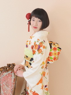 白い着物の成人記念写真の女性