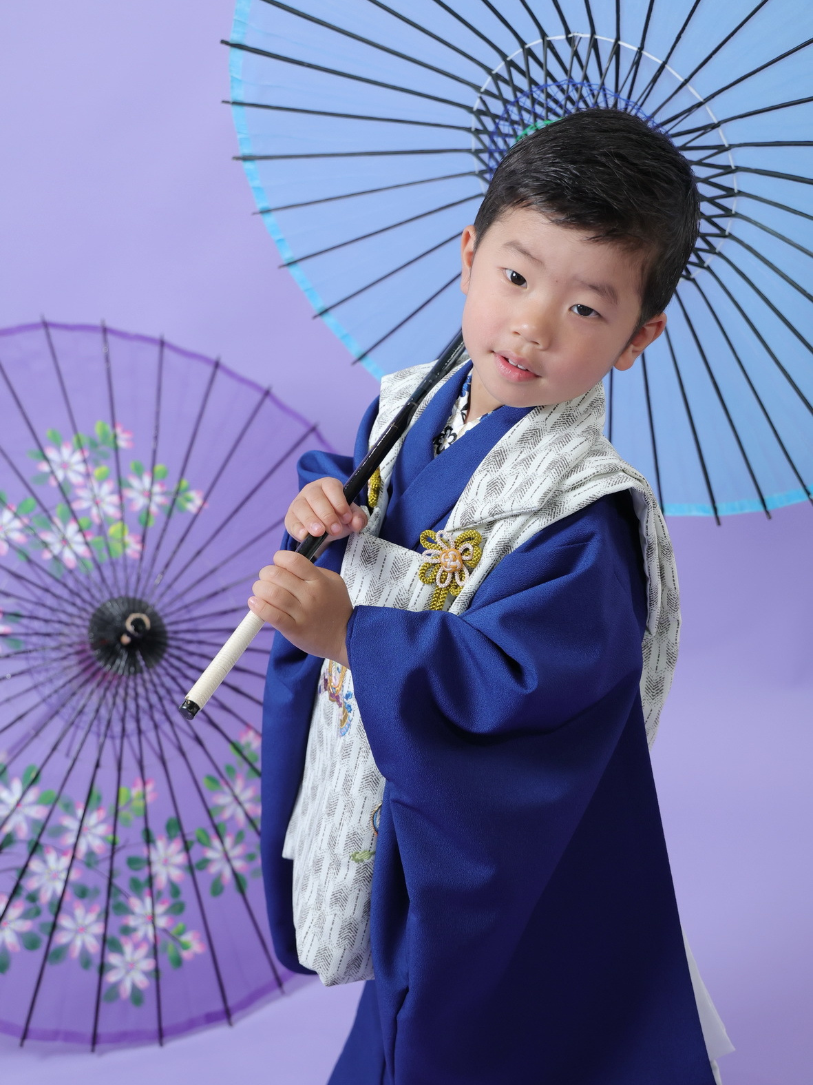 七五三写真/グレーの着物の5才男の子