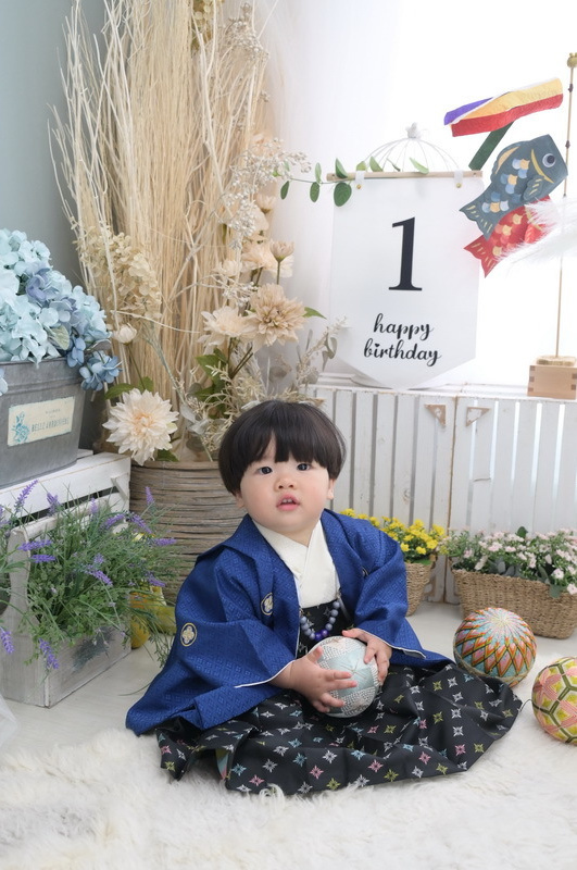 お誕生日のスーツ姿の男の子