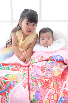 お宮参り写真/ピンクの掛け着の赤ちゃん