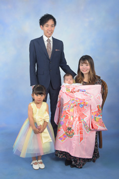 お宮参り写真/ピンクの掛け着の赤ちゃん