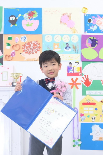 卒園記念写真/証書と男の子