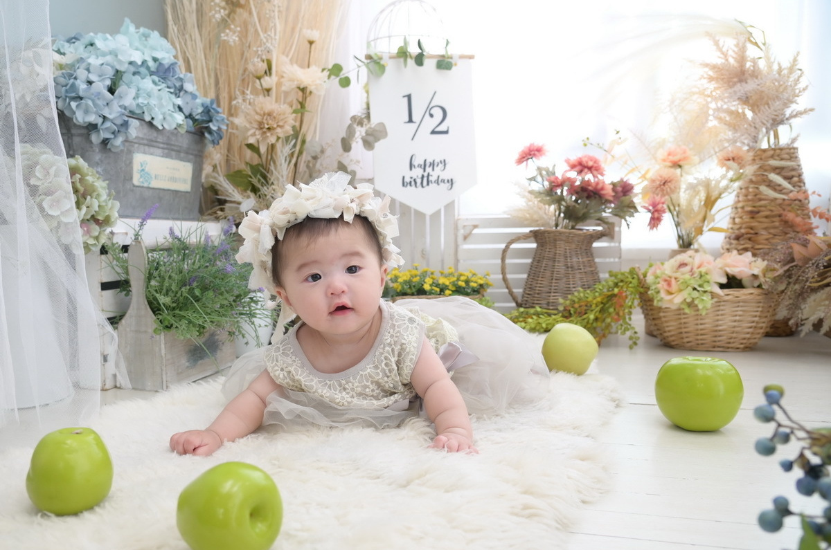 お誕生日のスーツ姿の赤ちゃん