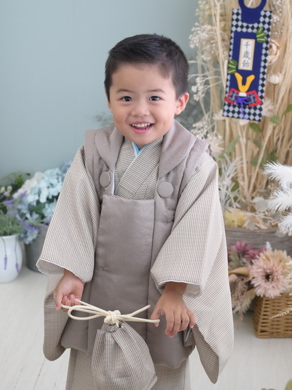 七五三写真/紫絞り着物の7才女の子