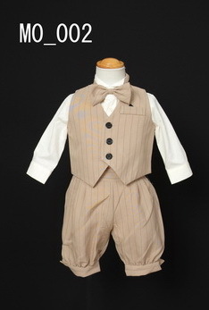 ベージュの6ヶ月男児スーツ