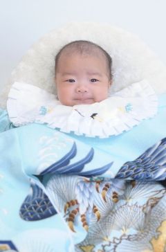 お宮参り写真/水色の掛け着の赤ちゃん