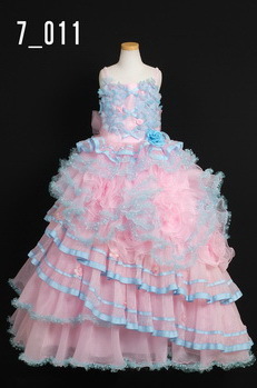 ピンクと水色の7歳女児ドレス