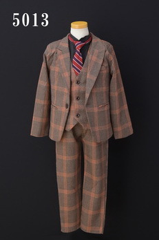 茶チェックの5歳男児スーツ