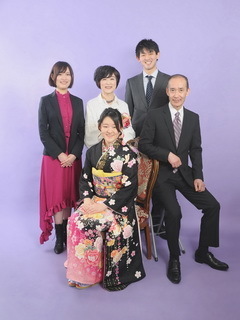 紫の背景の成人記念の家族写真