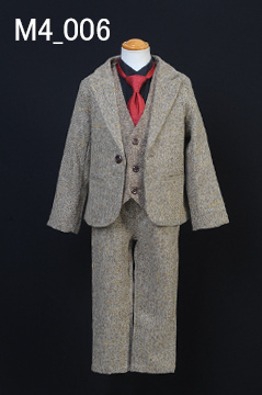 ベージュ茶の4歳男児スーツ